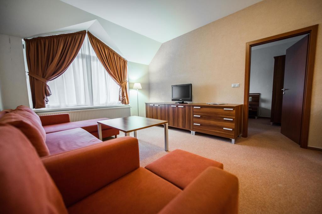 Plejsy Hotel Krompachy Eksteriør billede