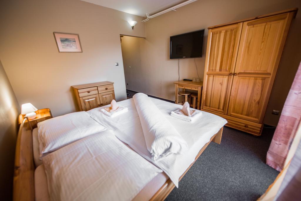 Plejsy Hotel Krompachy Eksteriør billede