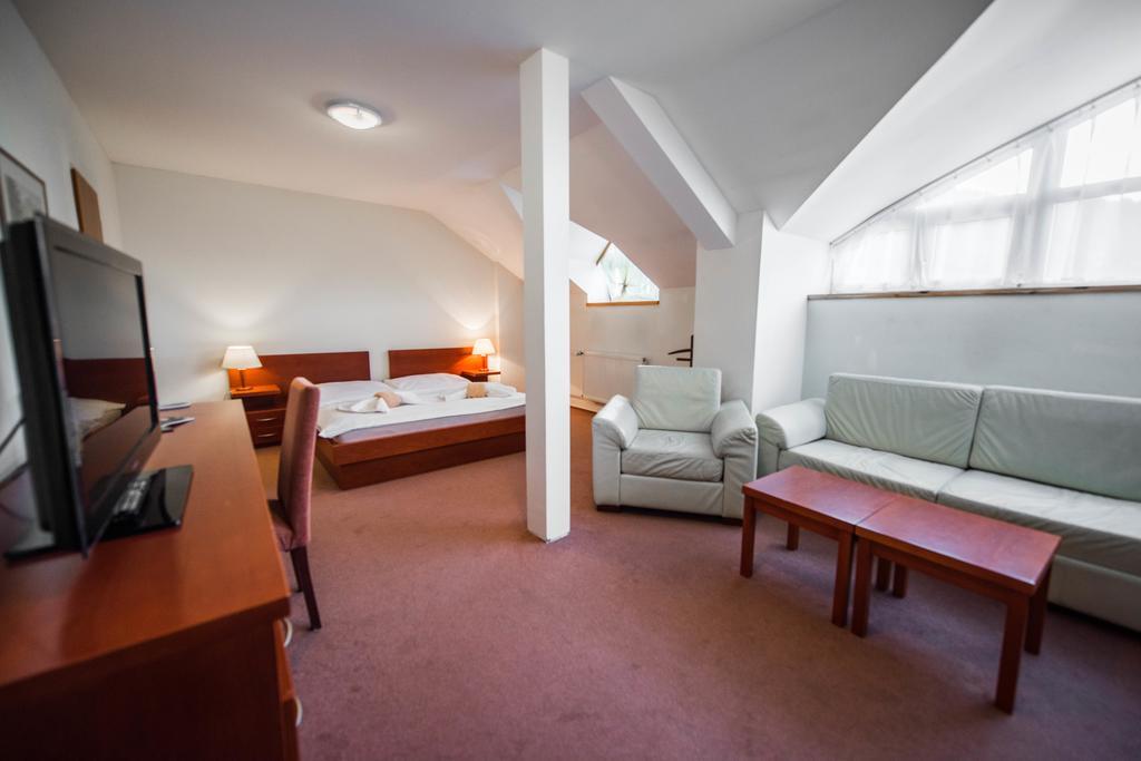 Plejsy Hotel Krompachy Eksteriør billede
