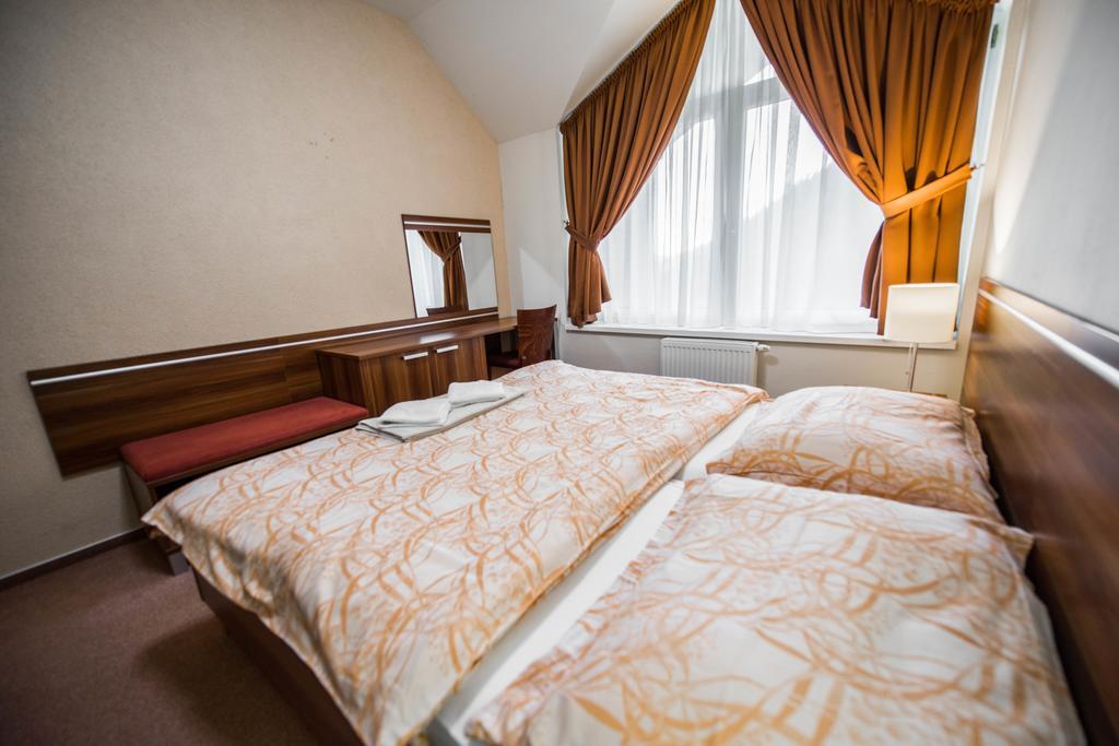 Plejsy Hotel Krompachy Eksteriør billede