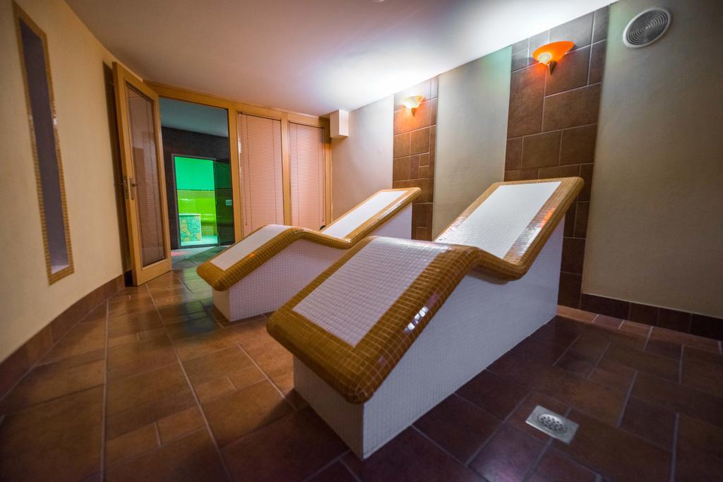 Plejsy Hotel Krompachy Eksteriør billede