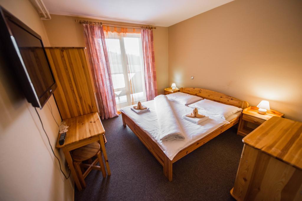 Plejsy Hotel Krompachy Eksteriør billede