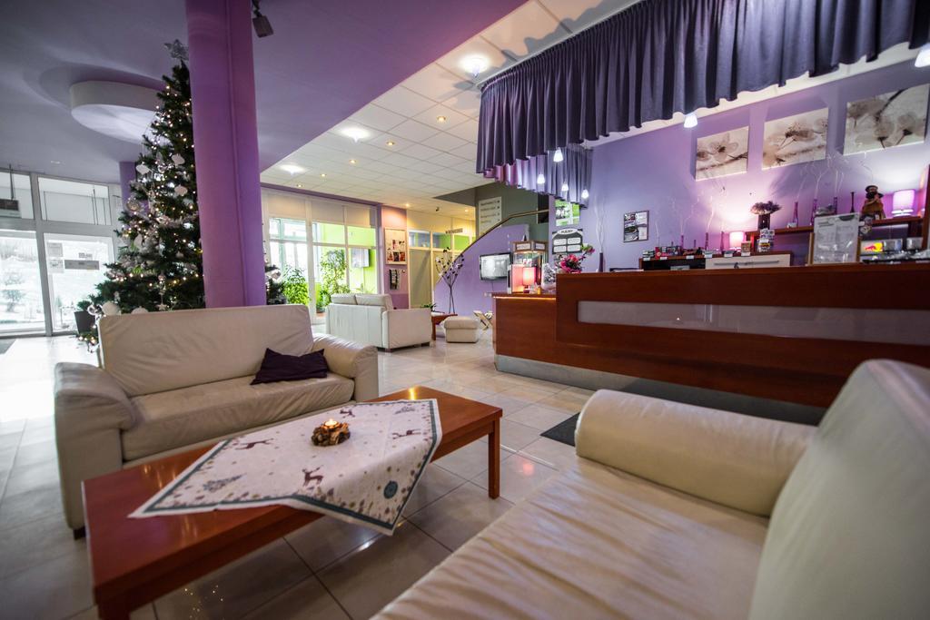 Plejsy Hotel Krompachy Eksteriør billede