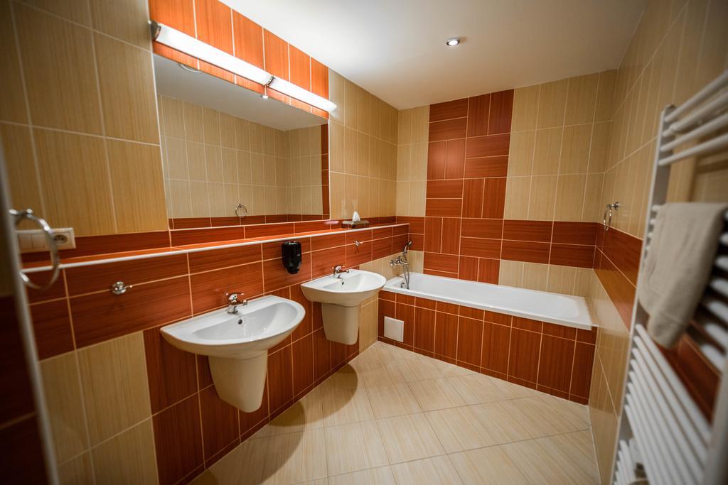 Plejsy Hotel Krompachy Eksteriør billede