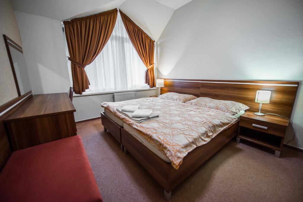 Plejsy Hotel Krompachy Eksteriør billede