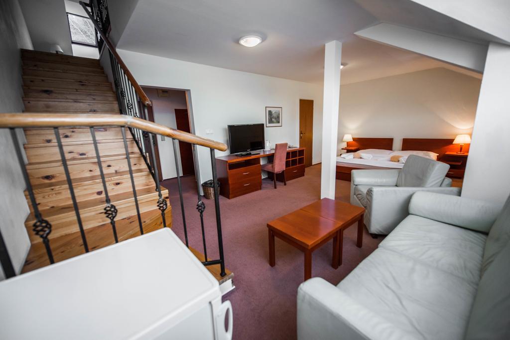 Plejsy Hotel Krompachy Eksteriør billede