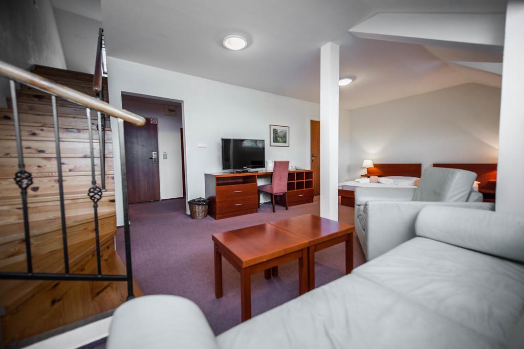 Plejsy Hotel Krompachy Eksteriør billede