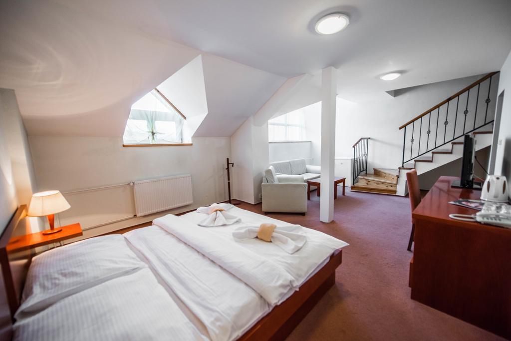 Plejsy Hotel Krompachy Eksteriør billede