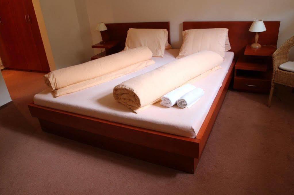 Plejsy Hotel Krompachy Eksteriør billede