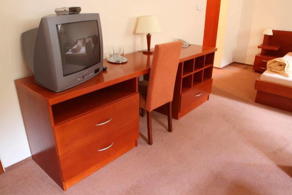 Plejsy Hotel Krompachy Eksteriør billede
